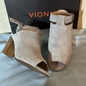 NWT Vionic Heels